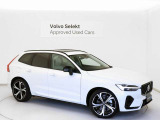 Volvo Cars appで車にリモートアクセスして、空調機能の操作や車の施錠・開錠、ソフトウェア更新などが可能です。エアコンやシートヒーターを操作して、出発前に車内を快適な温度に整えられます。