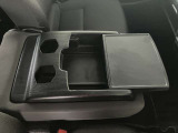 運転席、助手席間にあるシートを倒すとドリンクホルダー、収納スペースがあります。