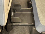 中敷きを立ち上げれば、倒れやすい荷物も安定して積める置きラクボックスが標準装備