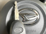 【キーレス】少し離れた場所からでもボタン一つでドアの開錠・施錠ができるのでとっても便利!ドアの鍵穴周りに傷をつけることもありません