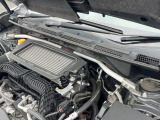 【STIタワーバー】お車の剛性を高めるタワーバーを装備。よりスムーズなコーナリング走行が可能となり、走りも楽しめます。