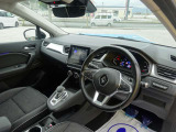 視界が広く運転しやすい運転席まわりです。各スイッチ類の位置も直感的に操作しやすく、長距離ドライブでも疲れにくい設計になっています。