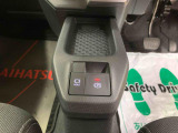 最も気になる室内は、特にこだわってクリーニングしております。マットやシートだけではなく、エアコンの吹き出し口やドアノブの隙間など、様々なブラシや道具を使い分けて、隅々までクリーニングしております。