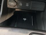 スマートフォンを置くだけで充電ができます。