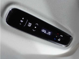 後席用エアコンの操作パネルも装備されており、同乗者の方もお好みの温度で快適なドライブをお楽しみいただけます。