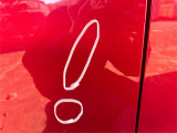 運転席側リヤドアに薄い線傷がございます。