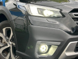 【LEDヘッドライト】悪天候や夜間走行時も良好な視界を確保し安心して運転できる高輝度LEDヘッドライトを装備!点灯速度が早く、消費電力も抑えられています。