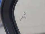 ブラインドスポットモニタードアミラーでは、検知しにくい車両を検知するとドアミラーに搭載されたLEDインジケーターが点灯します。