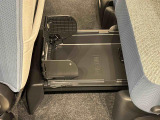 中敷きを立ち上げれば、倒れやすい荷物も安定して積める置きラクボックスが標準装備
