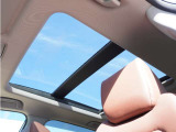 ◆サンルーフ装備車◆開放感あふれるガラスサンルーフを装備。快適なドライブをお楽しみいただけます。