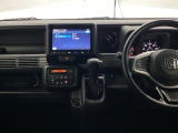 運転席周辺のスマートなレイアウトが、操作のしやすさを実現。快適なドライブをサポートします。
