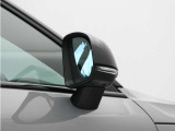 サイドウインカー内蔵電動リトラクタブル・ドアミラー(ヒーター付、ワイドアングル、リバースポジション機構付)が被視認性に優れる場所に設置され、巻き込みや右直事故のリスクを軽減してくれます。