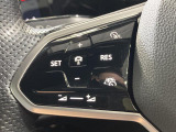 ◆クルーズコントロールにレーダーセンサーを組み合わせ、先行車を測定し設定されたスピードを上限に自動で加減速を行います。一定の車間距離を維持することで、長距離走行でのドライバーの疲労を低減させます。