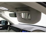 運転席・助手席のバイザーにはバニティミラーが付いております