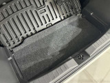 ラゲッジアンダーボックスも装備されております。荷物を載せたり、荷室が広くなりますので大型荷物も載せることができます。