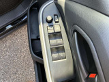 運転席扉内側部分です。【パワーウィンドウ】で窓の開け閉めもラクラクですね!