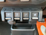 運転席助手席の開け閉めはセンターパネルに集約されています。