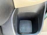 運転席の手の届く場所には500mlのパック飲料もピッタリ入る大きめのドリンクホルダーがございます(^^) ドライブ中の水分補給もバッチリです♪