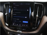 ルームランプの明るさはセンターディスプレイでお好みに調節できます。車内のアンビエントライトは、車外が暗くなったときに車内を快適な雰囲気に演出します。