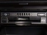 コンソール内一体型のビルトインETC装備!見た目の部分も良いですが、ETCカードの盗難防止になる設置箇所です!料金所の渋滞回避!時間帯・日によって料金の軽減を受けられます!ストレス知らずのドライブ!