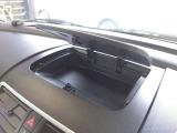 運転席から手の届くダッシュボードにも嬉しい収納♪