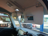 運転席/助手席サンバイザーにはバニティーミラーが付いてます☆