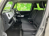 乗り降りしやすい設計で、運転席へのアクセスもスムーズ。運転の負担を軽減し、快適なドライブをサポートします。