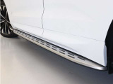 高級感あふれるスタイリッシュなランニングボードを装備しています。車両のパワフルな印象を引き立てながら、車両の乗り降りやルーフへの荷物の積載時に足を載せられる一体型のボードです。