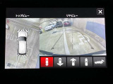 トップビュー、リアビュー、パノラマビューなど多角的な角度からの映像をつなぎ合わせてディスプレイに表示し駐車操作をアシストします。