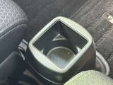 運転席と助手席の間にもドリンクホルダーが!必要な時にさっと取り出せます◎