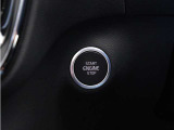 ステアリングホイールの横にあるスタートボタンを使用して、車両を始動/オフにできます。