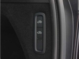 オートレベライザーは走行中に車両のサスペンションと衝撃吸収特性を自動的に制御して、快適性と機能性を最適な状態に保ちます。荷積みや乗り降りをしやすくするために、手動で車高を調節することもできます。