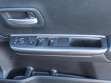 運転席側ドアの、インナードアハンドルとウィンドウなどの操作スイッチ類です。