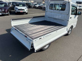 【3方開】荷台の左右と後方のあおりが開閉できる仕様です。荷物の積み降ろしがしやすく、狭い場所でも作業効率が向上。農業や建築など幅広い用途で活躍します。