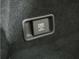 ラゲッジスペースにも電源ソケットが装備されており、便利にお使いいただけます。