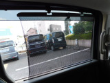 外からの視線や日差しを軽減するサンシェードが格納装備されております。