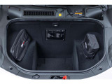 純正工具KIT、パンク修理剤が搭載されています。