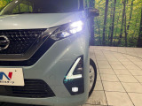 【LEDヘッドライト】悪天候や夜間走行時も良好な視界を確保し安心して運転できる高輝度LEDヘッドライトを装備!点灯速度が早く、消費電力も抑えられています。