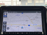鮮明な地図表示で、スムーズなドライブをサポート。リアルタイムの交通情報も確認でき、渋滞回避にも役立ちます。安全運転を心掛けてください。
