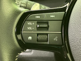 操作しやすいステアリングスイッチで、オーディオや通話も運転中に快適にコントロール。安全に集中できる工夫が施されています。握り心地も良好です。