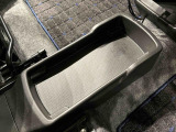 ティッシュ箱もぴったり収まるフロアコンソールトレー