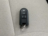 付いてて便利!とても人気の高い装備のスマートキーシステム。キーを携帯しているだけで、ドアロックの開閉並びにエンジンの始動が可能な装備です。