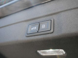 (パワーテールゲート)リアゲートの開閉が電動で出来ますのでお買い物の際などの負担軽減に繋がります。グレードにより開閉の制御が異なりますので、詳しくはスタッフまでお問い合わせ下さいませ。