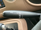 ワンタッチでワイパー操作ができるレバー。雨天時でも快適な視界を確保し、安全運転をサポートします。