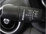 【オートワイパー機能】レバーをAUTOの位置にしているとき、レインセンサーが雨を感知すると、雨量に応じて、ワイパーが自動で作動します。