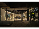新型車エミーラ・エレトレを常時展示中、天候に左右されずにゆっくりとロータスをご堪能下さい。(原宿店)