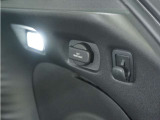 ◆後席用12V電源ソケット◆12V電源ソケットは後席用にも装備されています。長時間のドライブも安心です。