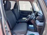 [フロントシート]インパネにシフトが付いているので足元広々!運転席から助手席の移動も楽々♪どちらからでも乗り降り出来るので、狭い場所の乗り降りも楽ちんですよ♪