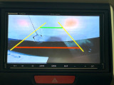 【バックカメラ】駐車時に後方がリアルタイム映像で確認できます。大型商業施設や立体駐車場での駐車時や、夜間のバック時に大活躍!運転スキルに関わらず、今や必須となった装備のひとつです!