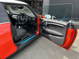 座り心地も言うこと無し。運転席に座った時のファーストインプレッションは心地よいホールド感のある堅めのシート、遊び心もありながら、しっかりとした座り心地に高級感も溢れるミニ。